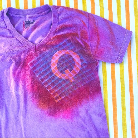 Hanes Handmade V-Neck “Q” Purple Painted Letter Tee One of A Kind Size Small 💜 - Picture 1 of 16